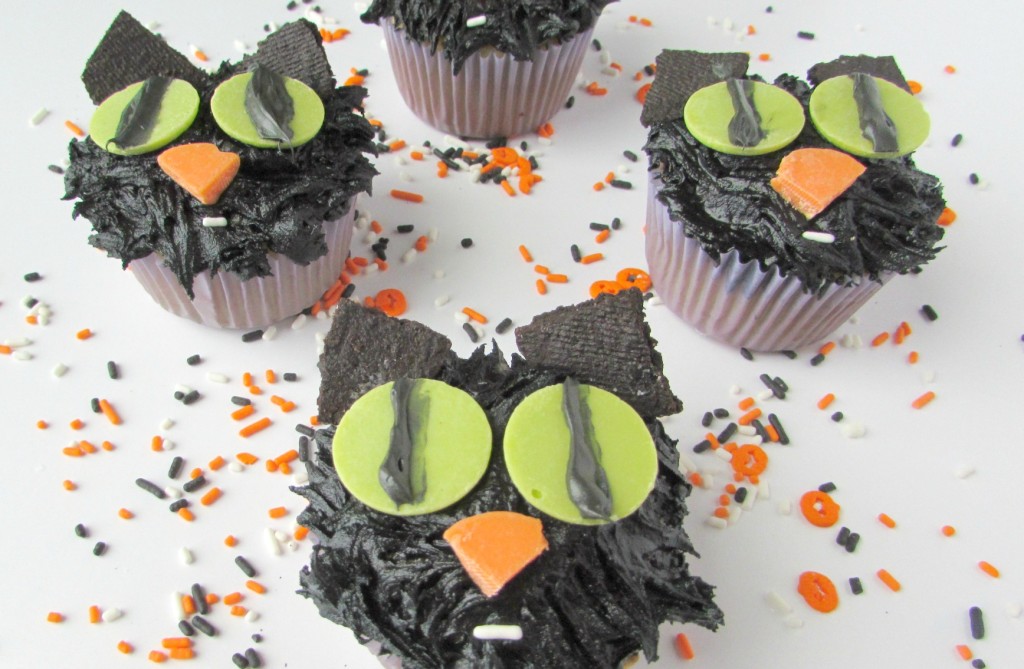 Creepy black cat cupcakes for Halloween - Val Event Gal