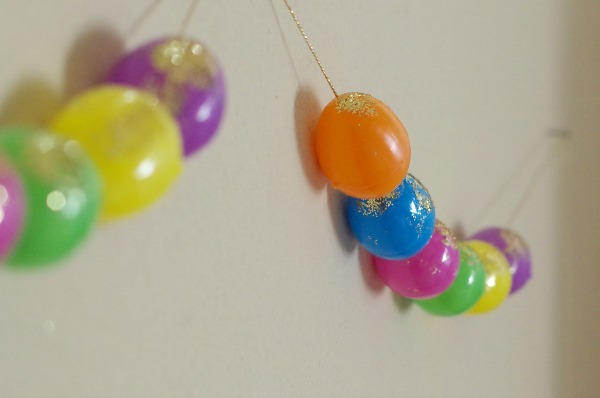 Easter garland with glitter eggs