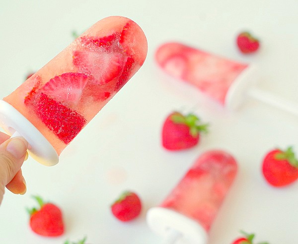 Brunch strawberry and champagne popsicles