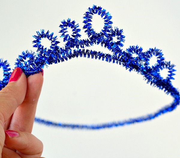 pipe cleaner crown in sparkly blue