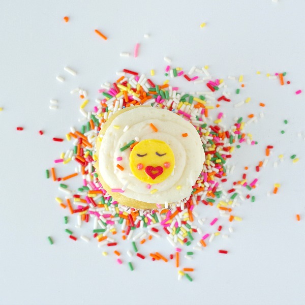 kissing emoji cupcake